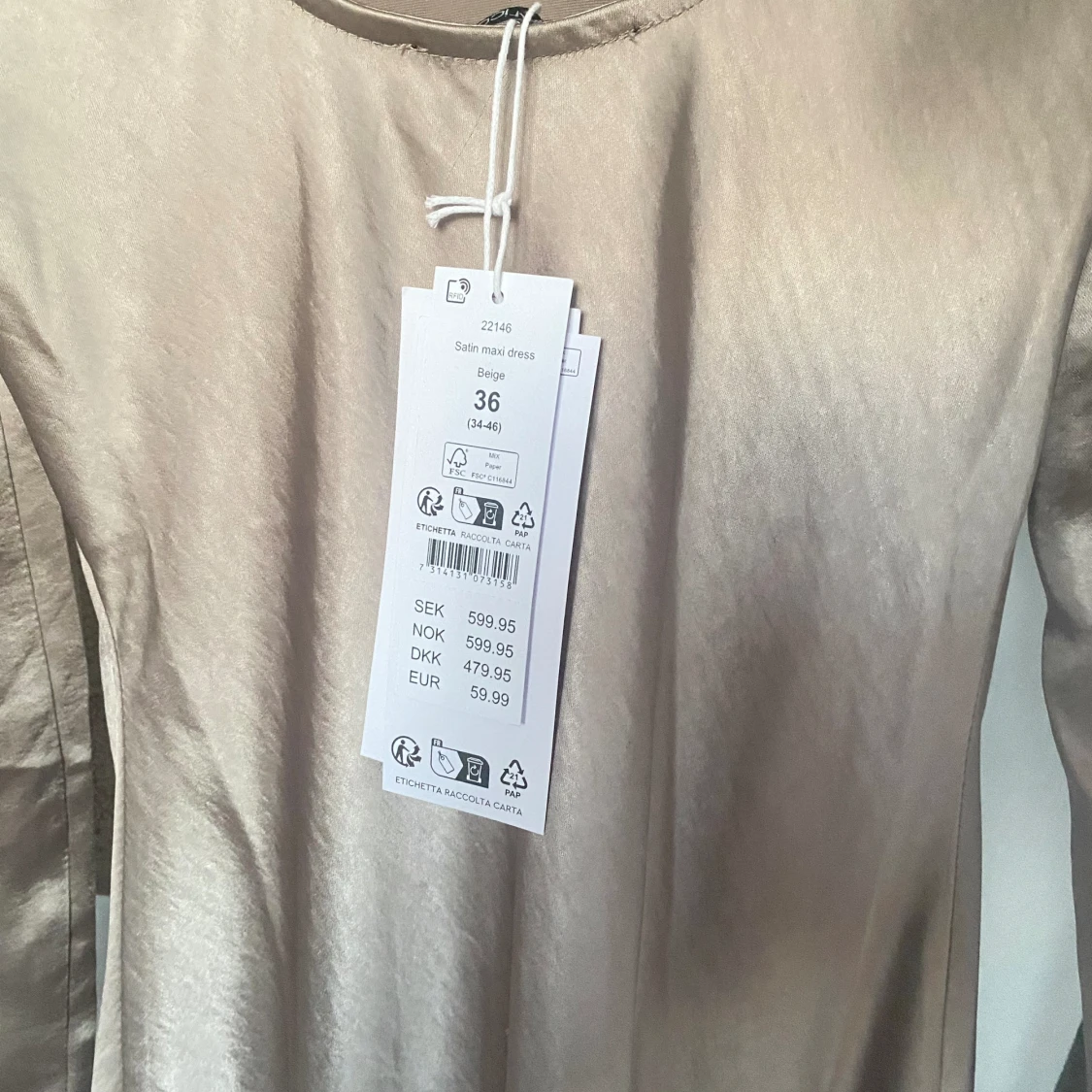 Satin klänning - 92