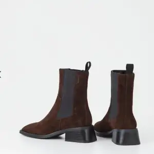 Blanca bruna boots i mocka från Vagabond, strl 41. Som nya, de är inköpta 2023 och använda typ 5 gånger. Klackhöjden är 4,5 cm.