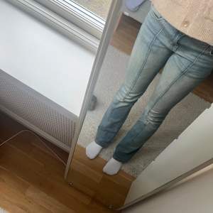 Säljer dessa svincoola low rise jeansen från bershka❤️Byxorna är i storlek 38, men är små i storleken så passar mig som har 36❤️Endast använda fåtal gånger, skriv för fler bilder!❤️