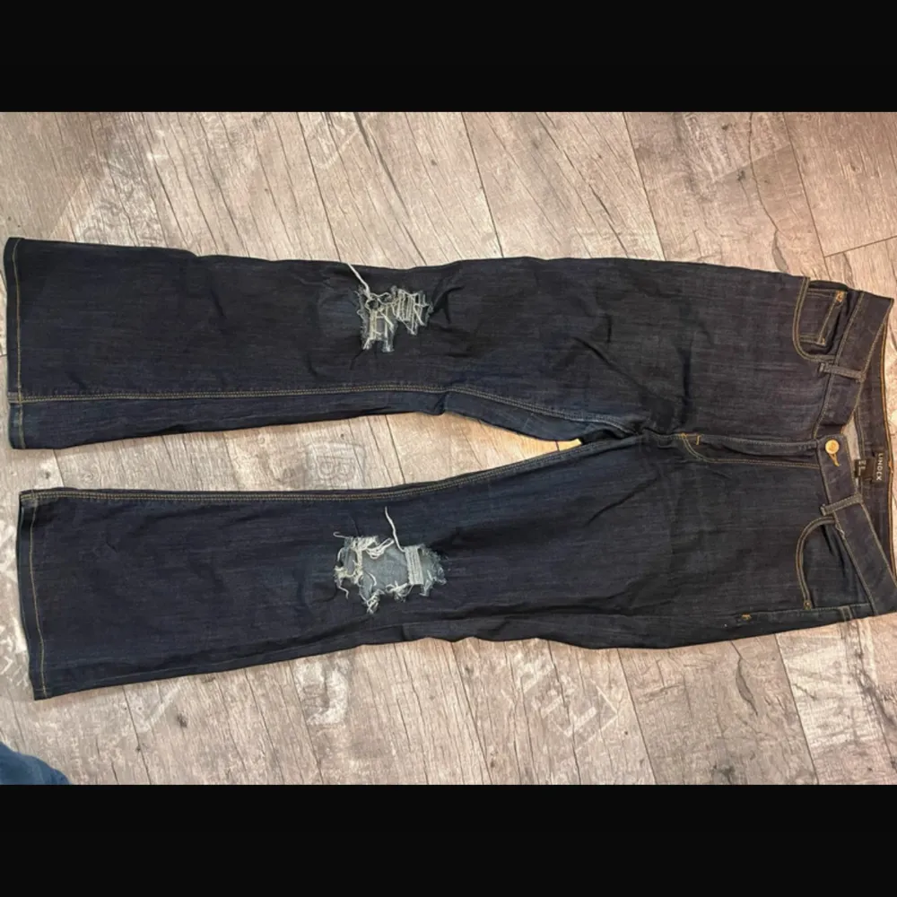 Ett par lågmidjade jeans som inte är så använda . Jeans & Byxor.