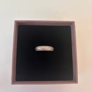 Superfin och basic silverfärgad ring i storlek L💘