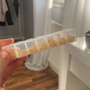 Ringar till örhängen  - Säjer dessa ringar typ som man kan göra egna örhängen. Ringarna är guldiga och kommer i olika storlekar. 