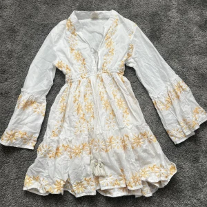 Superfin sommarklänning  - Skön och fin klänning till sommaren. Köpt på en spanska marknad, aldrig använd. Normal i storlek😍