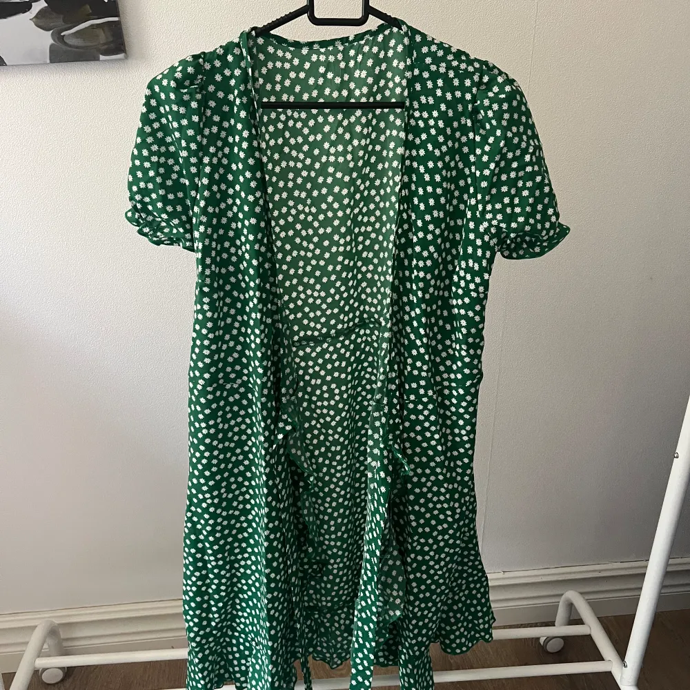 jag säljer denna gröna klänning från shein💚🤍. Klänningar.