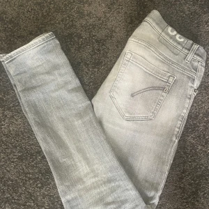 Dondup jeans - ”Dondup Jeans” | Skick: 9/10 | Storlek: 30 | Nypris: 3500 | Vårat pris: 1399 | Skriv vid eventuella frågor och funderingar!