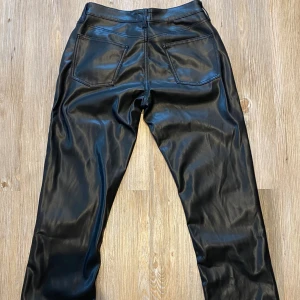 Jeans - As coola svarta Jeans i läderimitation. Från lager 157 i modellen ”icon”  Nypris 400kr Endast använda en gång, nya utan prislapp.  Sitter bra, långa för mig som är 170cm