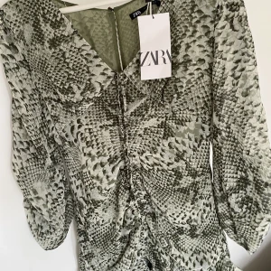 Zara klänning - Superfin mönstrad klänning från zara! 💚🐅Säljer pga för liten i storleken, därav är den helt oanvänd🥰