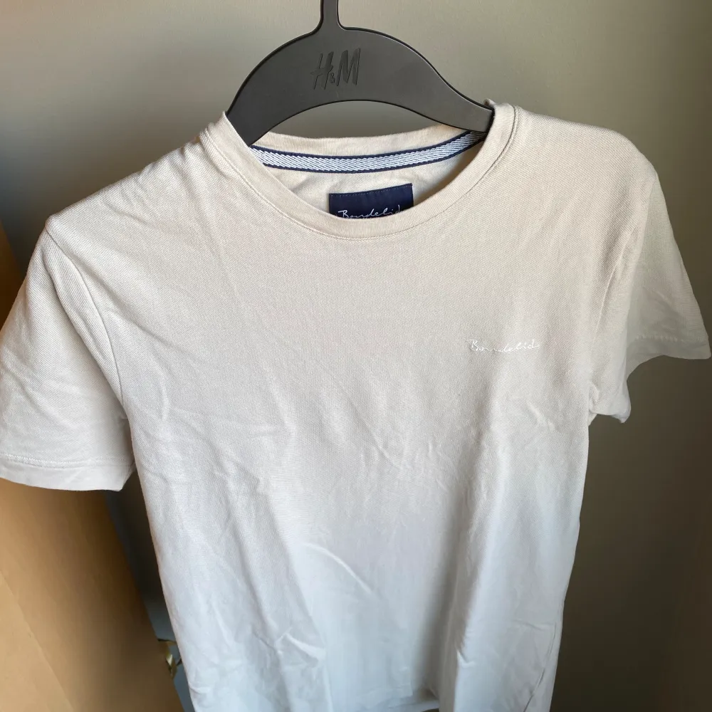 Säljer en small Bondelid T-shirt i nyskick då jag bara hann använde den ett par gånger innan jag växte ur den. Riktigt skönt material och inköpt från MQ för 400kr.. T-shirts.