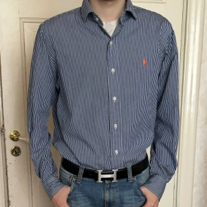 Ralph Lauren skjorta - Fin skjorta från märket Ralph Lauren | Fint skick | Kan gå ner i pris vid snabb affär | Modellen är 183cm lång och väger ca 65kg