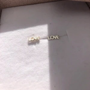 Guldfynd Love örhängen  - Aldrig använda kommer i mycket fint skick !ÄKTA SILVER!  Dom är ifrån guldfynd!🤍 hör av dig direkt vid intresse! 