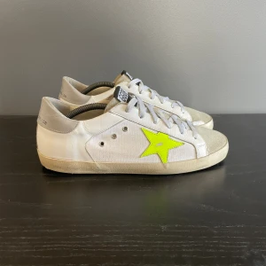 Golden goose - Ritkigt feta golden goose dojjor🪿 extremt bra skick🌟 storlek 40 men lite stora i storlek.  Skriv vid frågor eller funderingar 