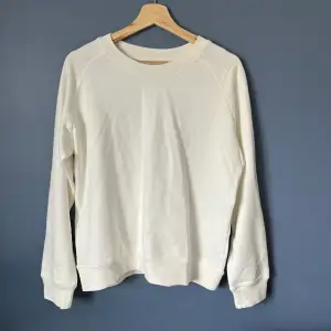 Säljer en tröja från Crocker i storlek M, inköpt för 399kr och aldrig använd. Finns en liten fläck på baksidan (se bild 5) men den kanske går bort i tvätten, den är aldrig tvättad eftersom den är helt ny.