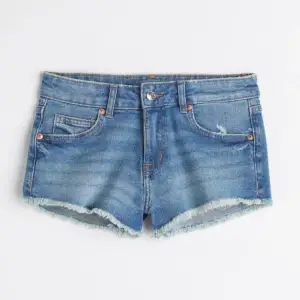 Low waist jeansshorts från H&M! Köpta för 199kr o de är helt slutsålda just nu! Storleken är 32, vilket motsvarar xxs. Midjemåttet rakt över är ca 32 cm och runt om ca 67 cm. Bra skick! 💓💓