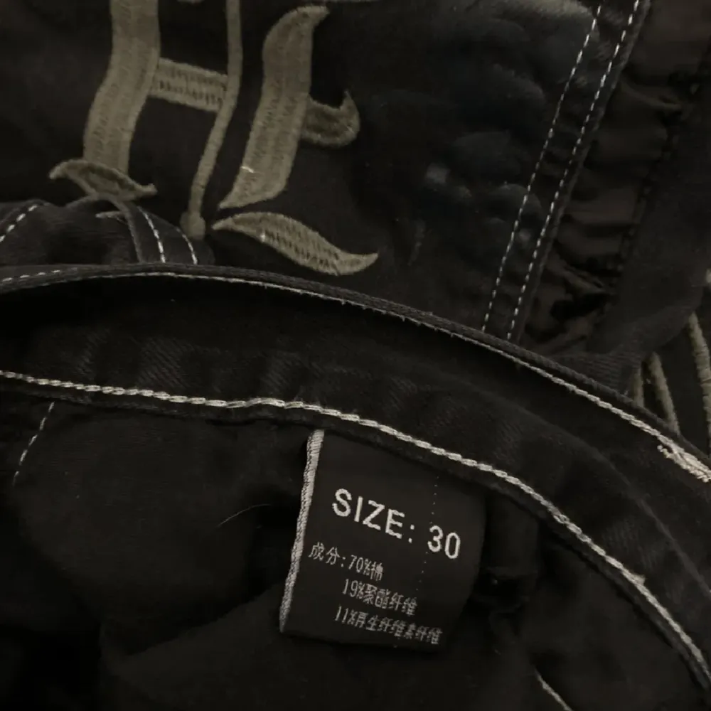 Straight baggy byxor med vingar lite slitna där nere därför priset 🔥köpta för 600kr. Jeans & Byxor.