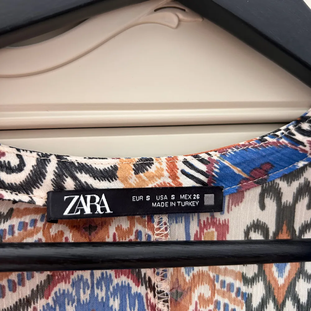 Säljer denna supersnygga klänningen från Zara i storlek S, säljer på grund av att den inte kommer till användning. Inga tecken på användning🥰. Klänningar.