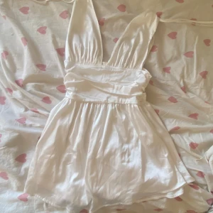 Klänning - Fin klänning som är för liten för mig, därför kan jag inte skicka bilder med den på 🤍