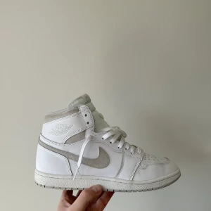 Air Jordan 1 High 85 - Jordan 1 neutral grey 85. Size: us 11 1/2 - eu 45,5. Super skick, använda fåtal ggr. 
