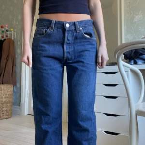 fina levis jeans i modellen ”501”. 71cm i innerbenslängd och 38cm i midjan tvärs över. De är i fint skick och passar perfekt på mig som är 161cm💓
