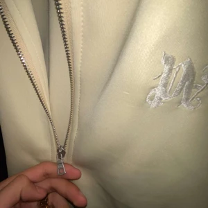 Palm angels dress - Säker min speciella Palm angels dress som är använd ett fåtal gånger och är som ny den säljs på grund av att jag inte har haft någon användning av den och den har stått i garderoben