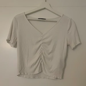 Crop-top - New Yorker - Vit Crop-Top ifrån New Yorker!❤️ Använd ganska många gånger men är i gott skick. *Tvättas Alltid*