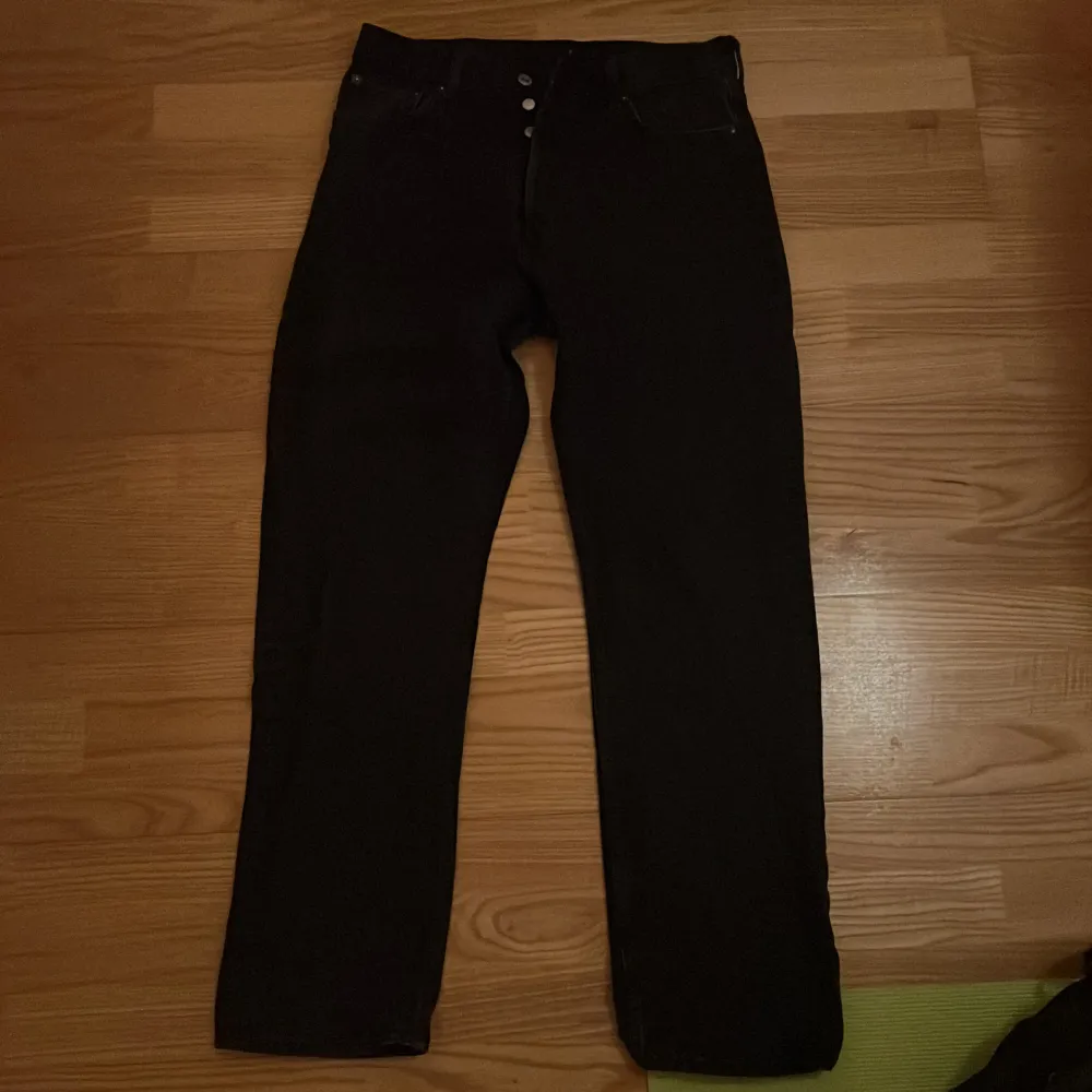 Snygga weekday jeans i väkdugt bra skick. svart färg och storlek 30/32. bilden visar hur jeansen sitter på kroppen.. Jeans & Byxor.
