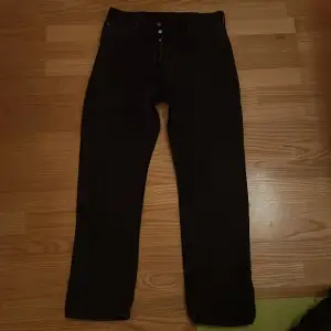 Snygga weekday jeans i väkdugt bra skick. svart färg och storlek 30/32. bilden visar hur jeansen sitter på kroppen.
