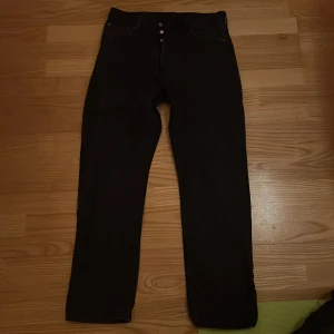 Weekday Space Jeans - Snygga weekday jeans i väkdugt bra skick. svart färg och storlek 30/32. bilden visar hur jeansen sitter på kroppen.