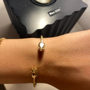 Caroline Svedbom  - Använd, men bra skick. Beige sten