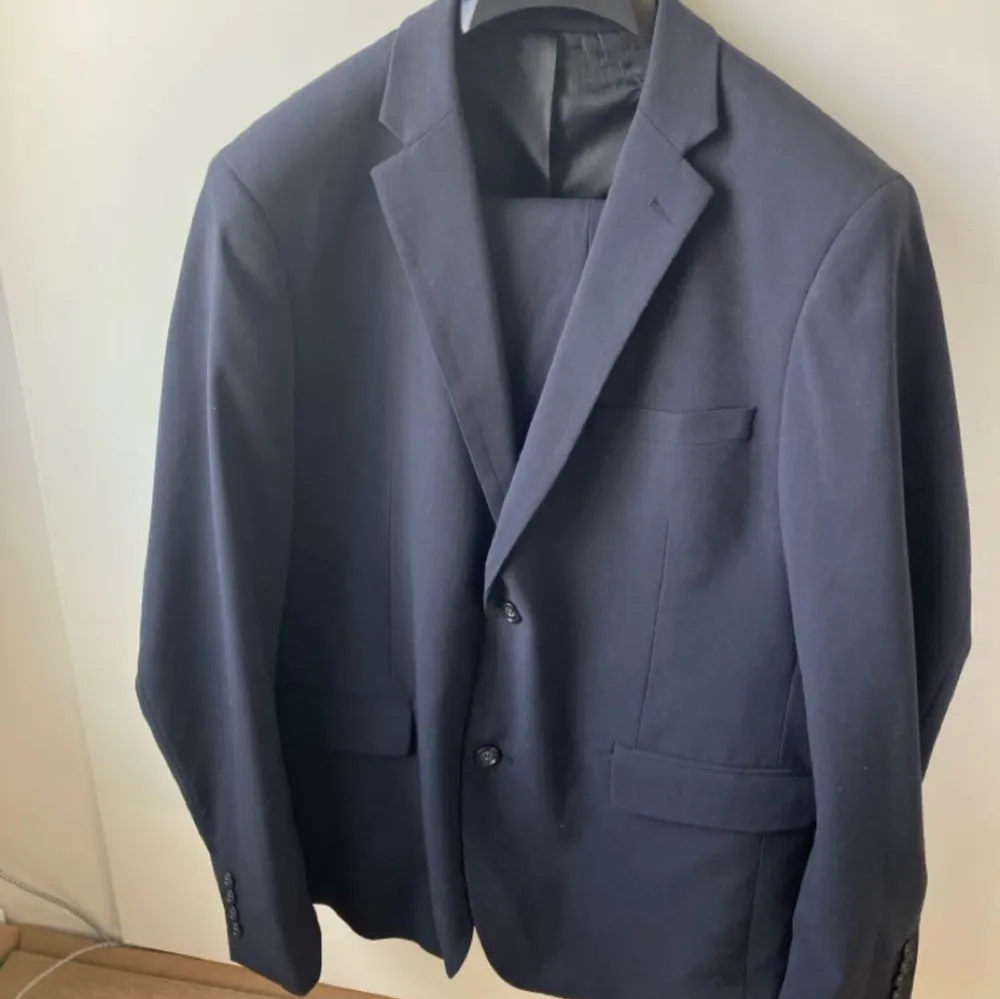 En fin marinblå kostym som är endast använd 2 gånger. Kostymen är i ett mycket bra skick och är i storlek 58. Passar perfekt för student, bröllop osv.  Märket är Lindbergh och är i färgen blå/navy. 💙. Kostymer.