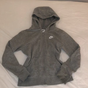 Hoodie - En Nike hoodie som knappt är använd💗