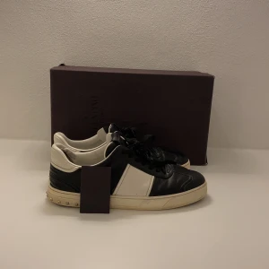  Valentino Flycrew  - Ett par snygga valentino Flycrews nu till sommaren. Skicket är 9/10 alla nitar finns kvar. Box och valentino kuvert kommer med. Storleken är 43. Hör av dig vid frågor och funderingar.