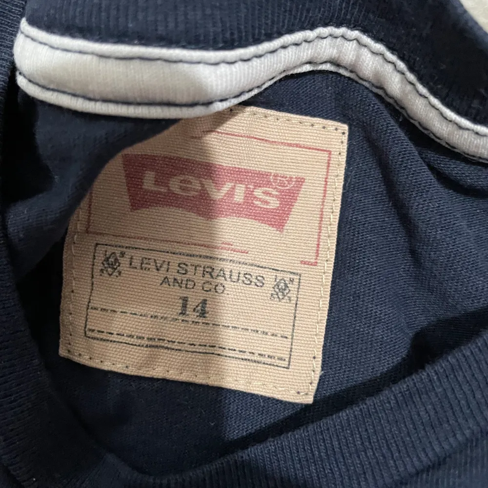  Fin marinblå tröja från Levis  💙. T-shirts.
