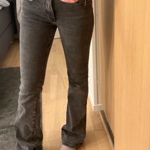 Lågmidjade bootcut jeans - Lågmidjade bootcut jeans från Gina Tricot, st 34