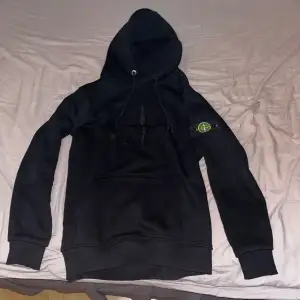 Tjena, säljer nu denna stone iland hoodie🔥 Skicket är 10/10 eftersom knappt använd, bara lite smuts som lätt går och få bort🧊🧊 Skriv om frågor/funderingar🔥 Går självklart ner i pris❄️❄️