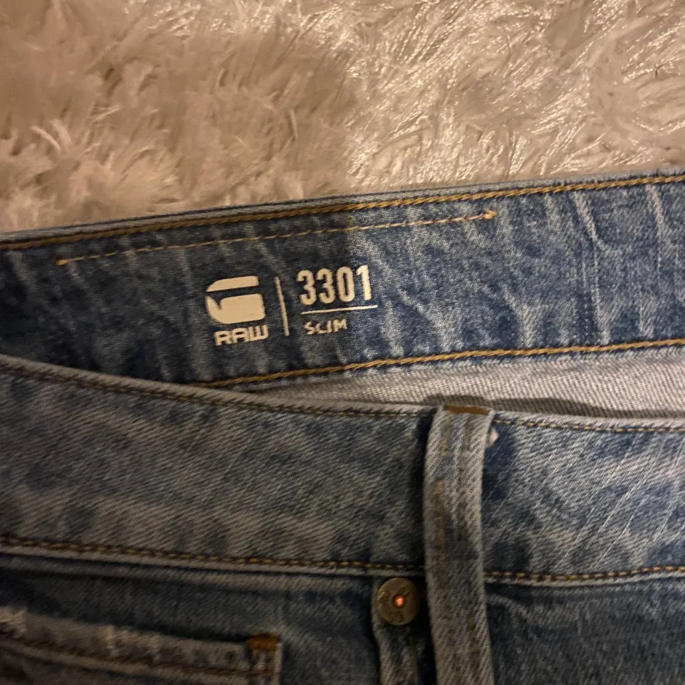 Tjena säljer dessa riktigt feta G-star raw jeans nu. Jeansen är i fint skick och storleken är w31 L32| passformen på dom är slim fit| Hör bara av dig vid minsta lilla fråga🍾🍾. Jeans & Byxor.