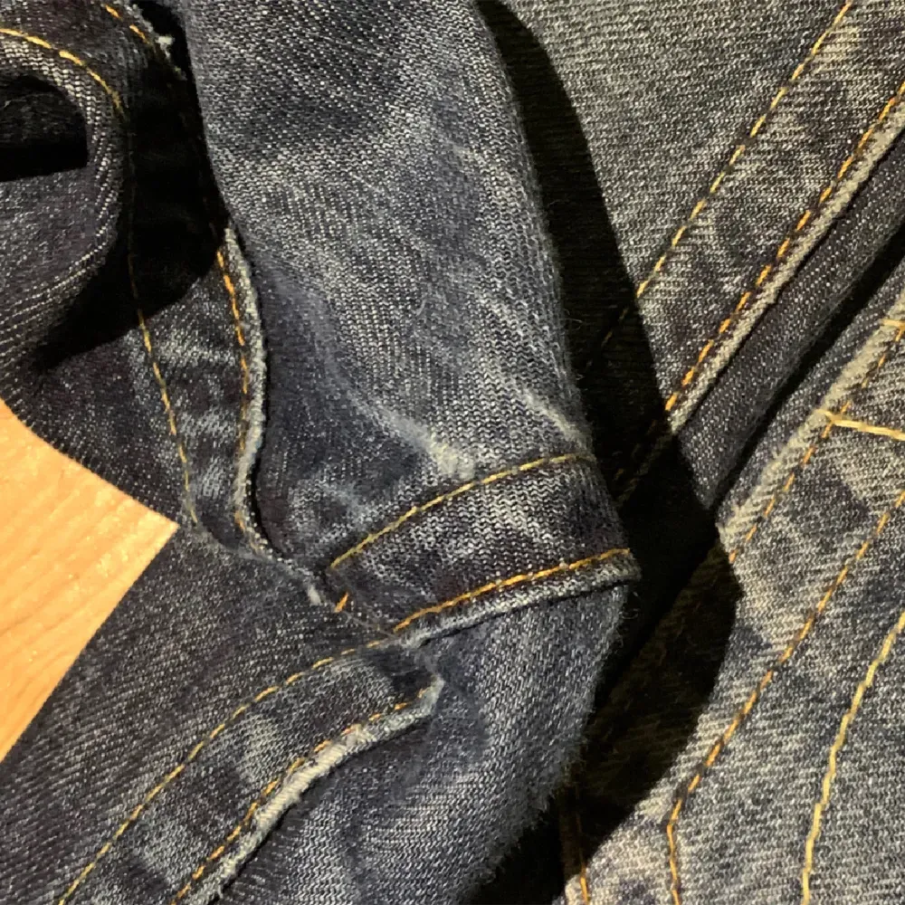 True Religion Jeans Bootcut i storlek W31. Saknar ena knappen på baksidan. modell är 180 cm. Mått: ytterbenslängd - 112 cm, midjemått 45cm, benöppning 25 cm . Jeans & Byxor.