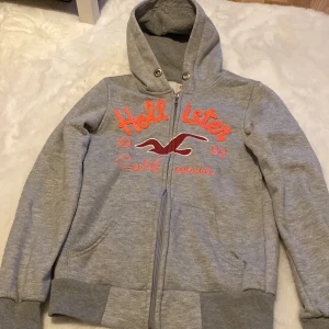 Hollister hoodie  - Fin hollister hoodie. Använd, men inget är sönder på den❤️