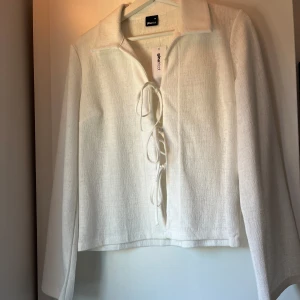 Topp - Söt topp från Ginatricot i nyskick med prislapp kvar! Tröjan är i storlek XS