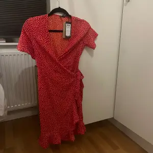 Säljer en röd klänning från Vero Moda med prislapp kvar❤️