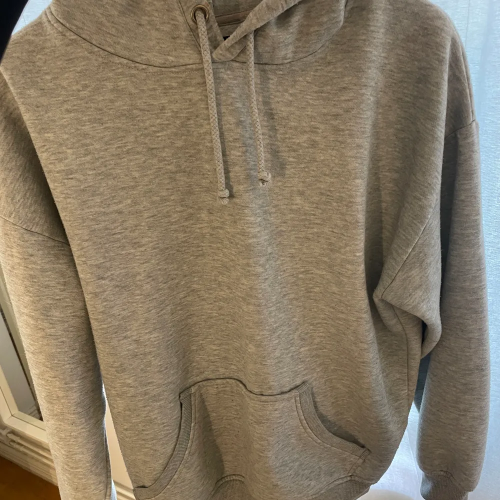 Säljer min Bikbok hoodie i storlek XS. Då den inte kommer till användning längre. Den är lite nopprig men annars bra skick!😍. Hoodies.