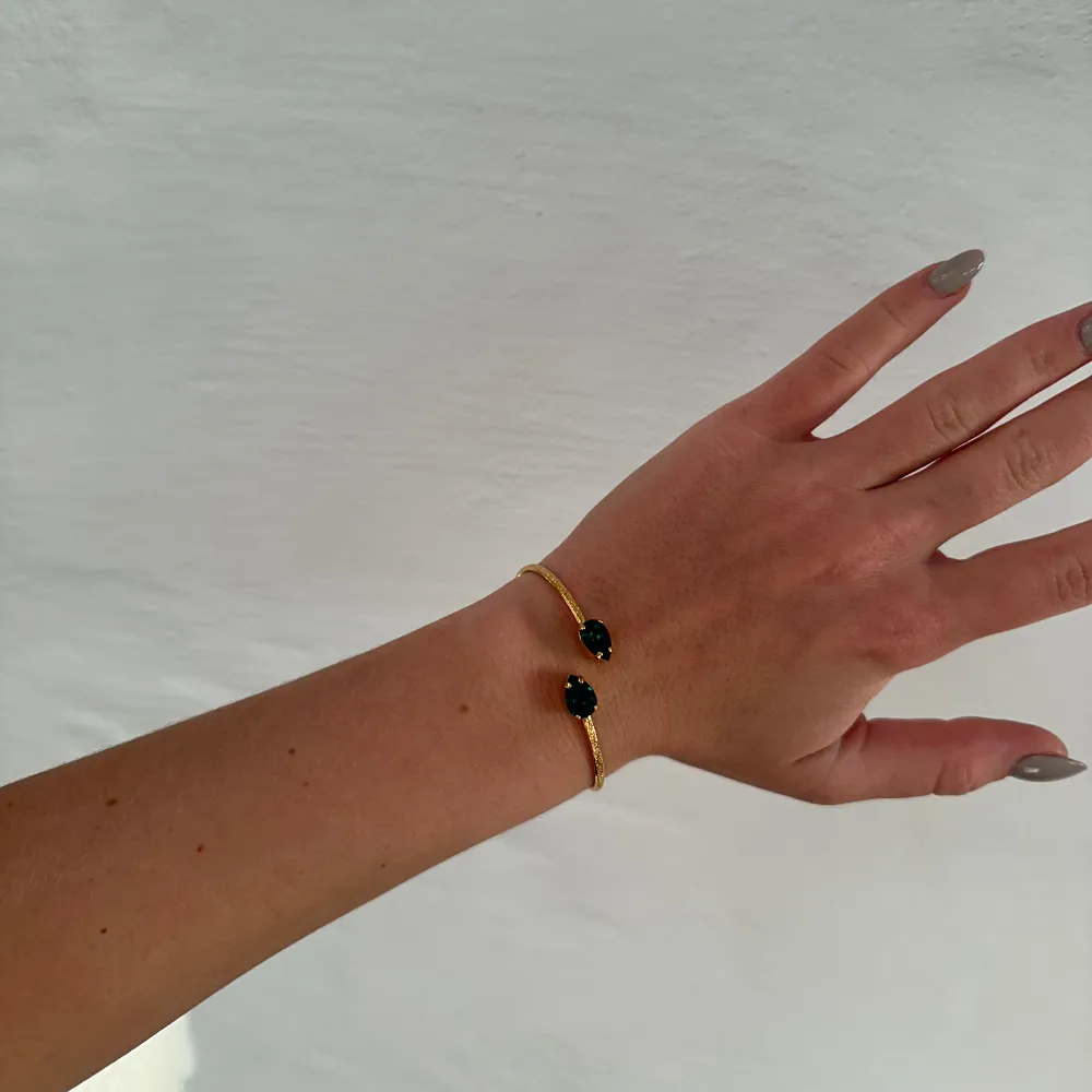 Säljer detta armband från Caroline Svedbom i modellen Petite drop bracelet emerald / gold💚inga defekter. Går att köpa båda två på första bilden. . Accessoarer.