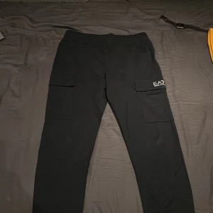 Armani joggingbyxor  - Helt sprillans nya mjukis byxor ifrån Emporio Armani helt oanvända små för mig pris kan diskuteras för snabb affär
