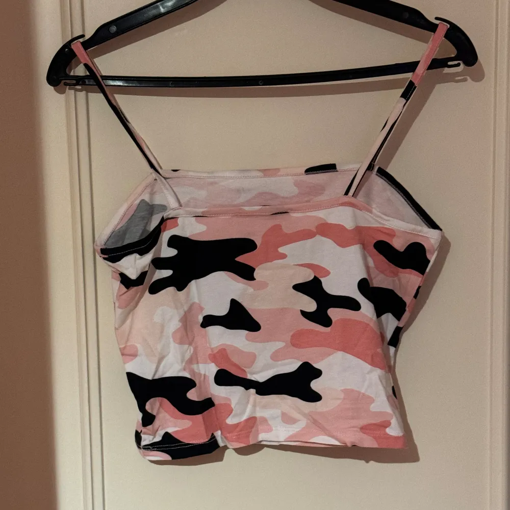 En camo crop top säljes från new yorker köpt längesen. Storlek S kan även passa en XS. Katter finns i hemmet. Yläosat.