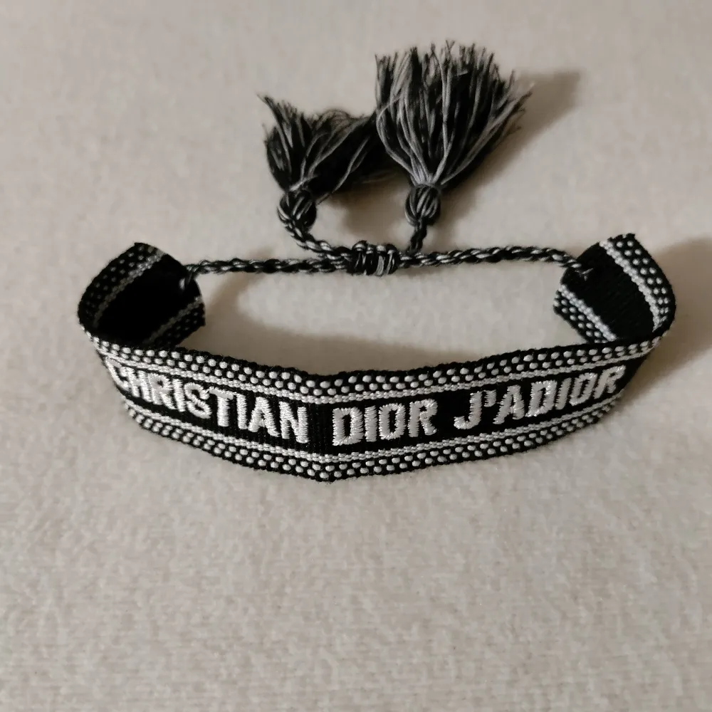 Säljer ett Christian Dior armband inga defekter, storlek går att justera.. Accessoarer.