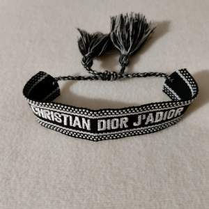 Säljer ett Christian Dior armband inga defekter, storlek går att justera.