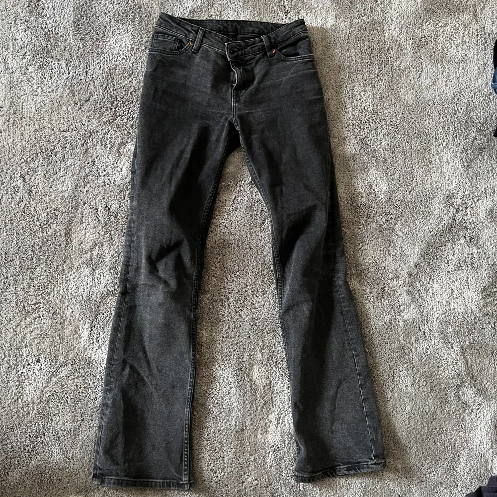 assnygga svarta lågmidjade bootcut jeans. sparsamt använda och säljer pga de blivit för små. passar till allt, skriv vid frågor eller intresse💕. Jeans & Byxor.