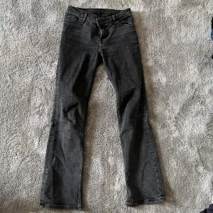 assnygga svarta lågmidjade bootcut jeans. sparsamt använda och säljer pga de blivit för små. passar till allt, skriv vid frågor eller intresse💕