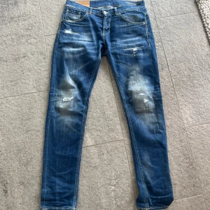 Dondup 33  - Säljer dessa riktigt feta dondup jeans som är slim fit. Storleken är 34 men de sitter som 33. De är i grymt skick! Hör av dig vid ytterligare frågor!