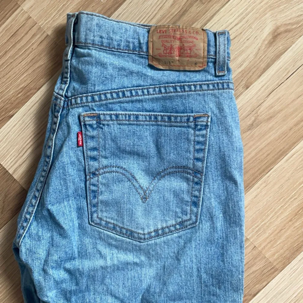 Jättefina jeans från Levis, tyvärr för stora för mig. Lite osäker på storleken, men gissar M . Jeans & Byxor.