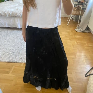 Långkjol!! - Jättesnygg långkjol med fint mönster😍 köpte den här på plick och lappen finns inte kvar. Men skulle säga att den är i storlek S.